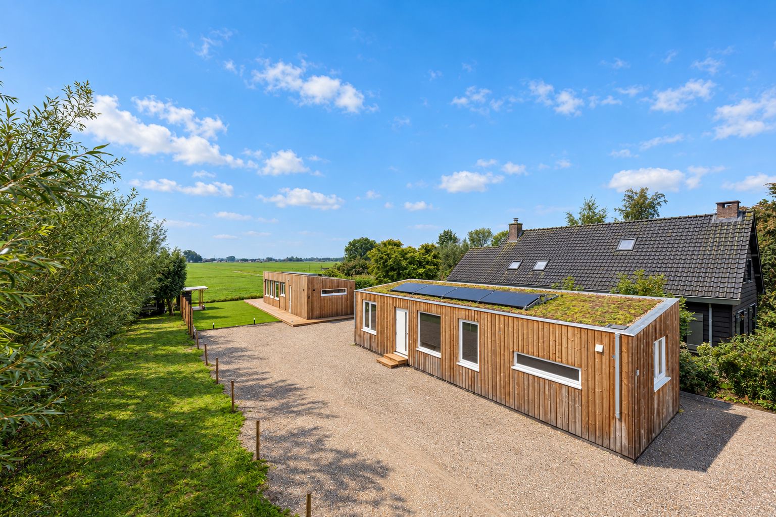 Plexatwoning met groen dak en zonnepanelen op de grindoprit aan de Doetseweg in Giessenburg