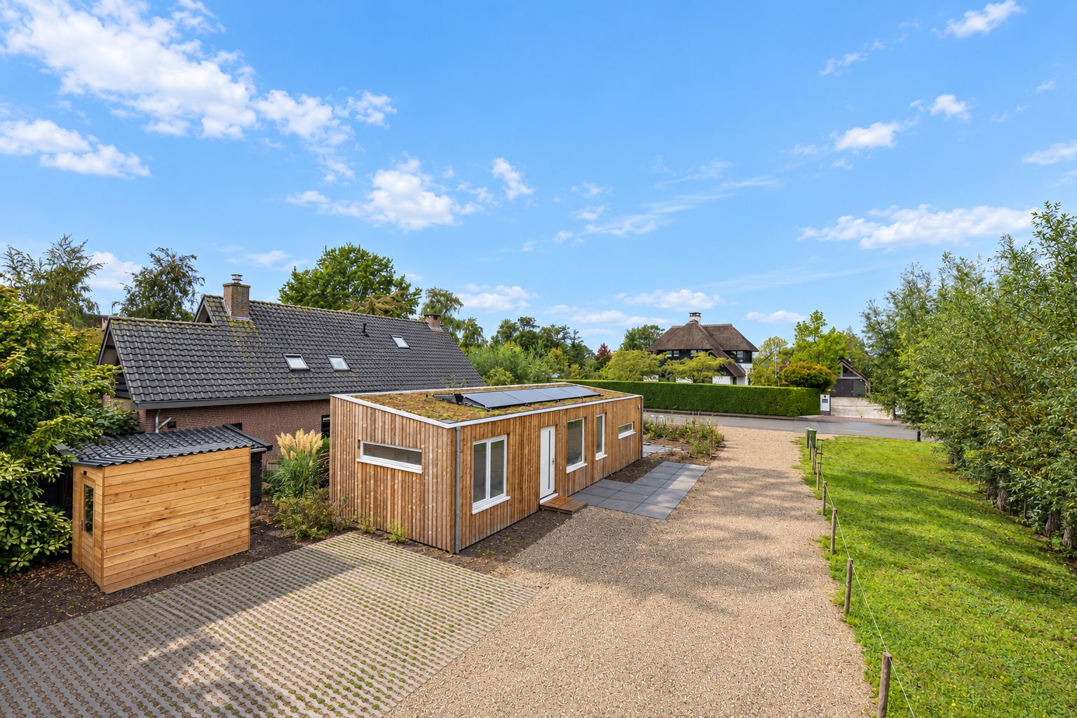 Plexatwoning en houten berging aan de Doetseweg in Giessenburg