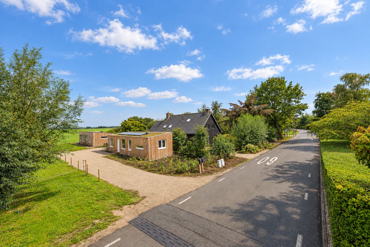 De Doetseweg in Giessenburg met de Plexatwoningen aan de oprit