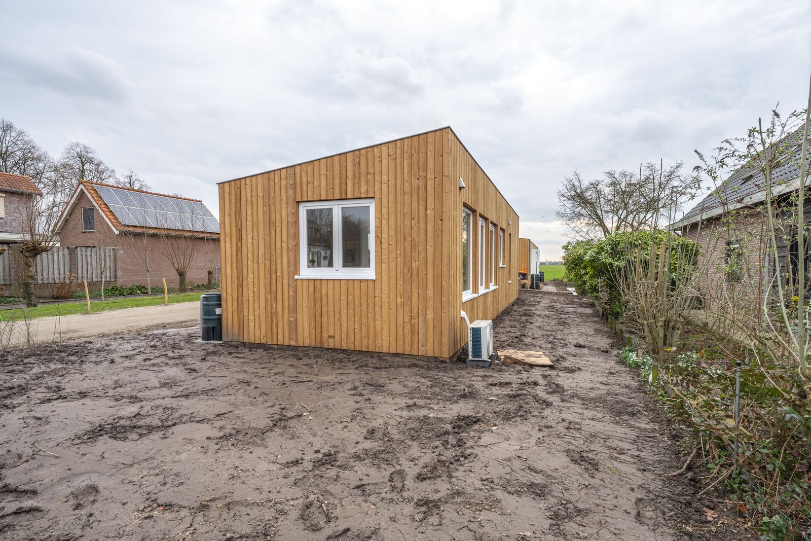 Plexatwoning met houten gevel aan de Doetseweg in Giessenburg