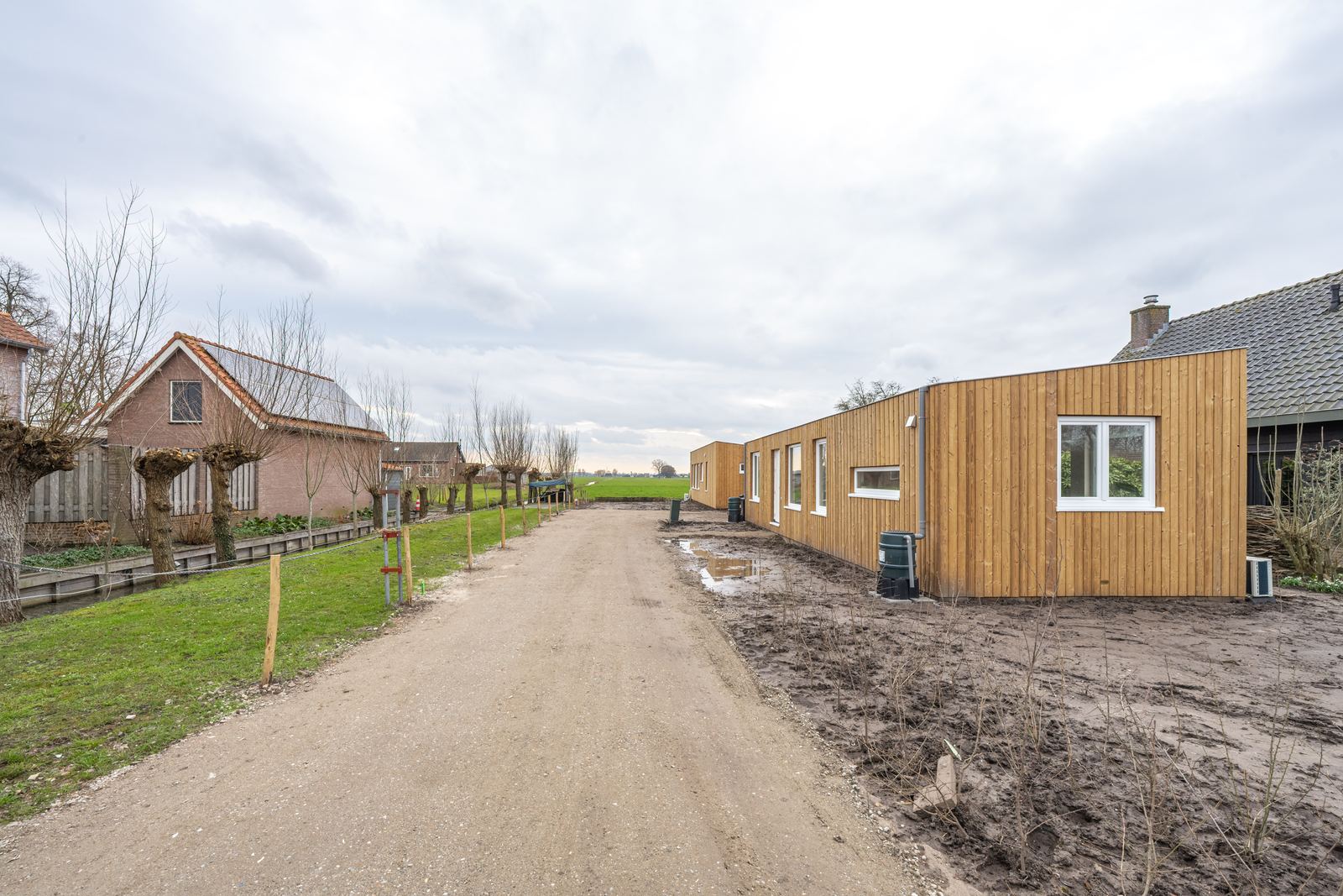 Plexatwoningen langs het pad aan de Doetseweg in Giessenburg