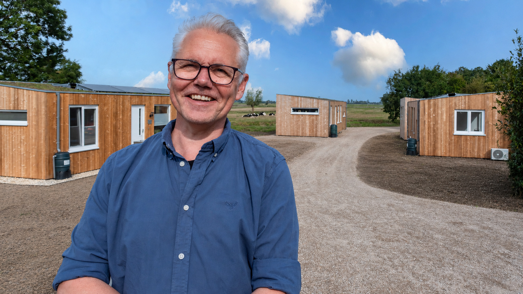 Jan, grondeigenaar, bij de Groundshare-woningen op zijn grond
