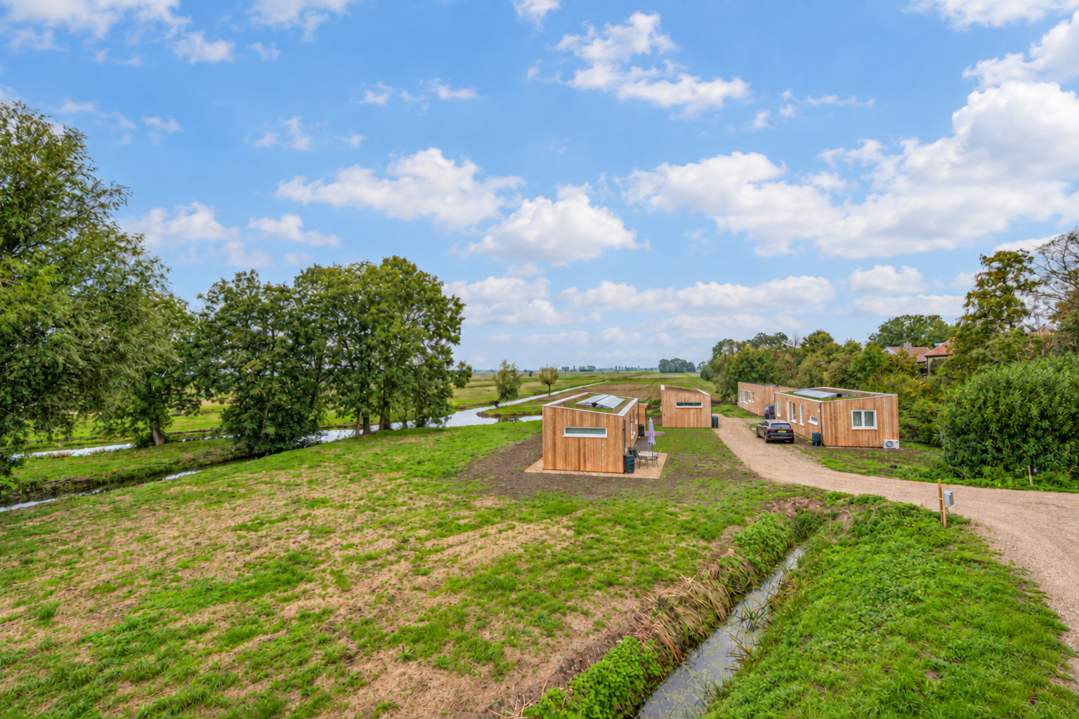 Luchtfoto van de Plexatwoningen aan de Peursumseweg in Giessenburg