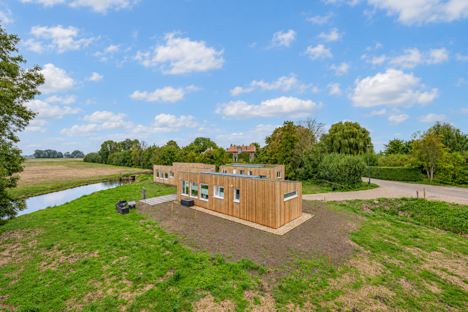 Luchtfoto van de Plexatwoningen aan de Peursumseweg in Giessenburg
