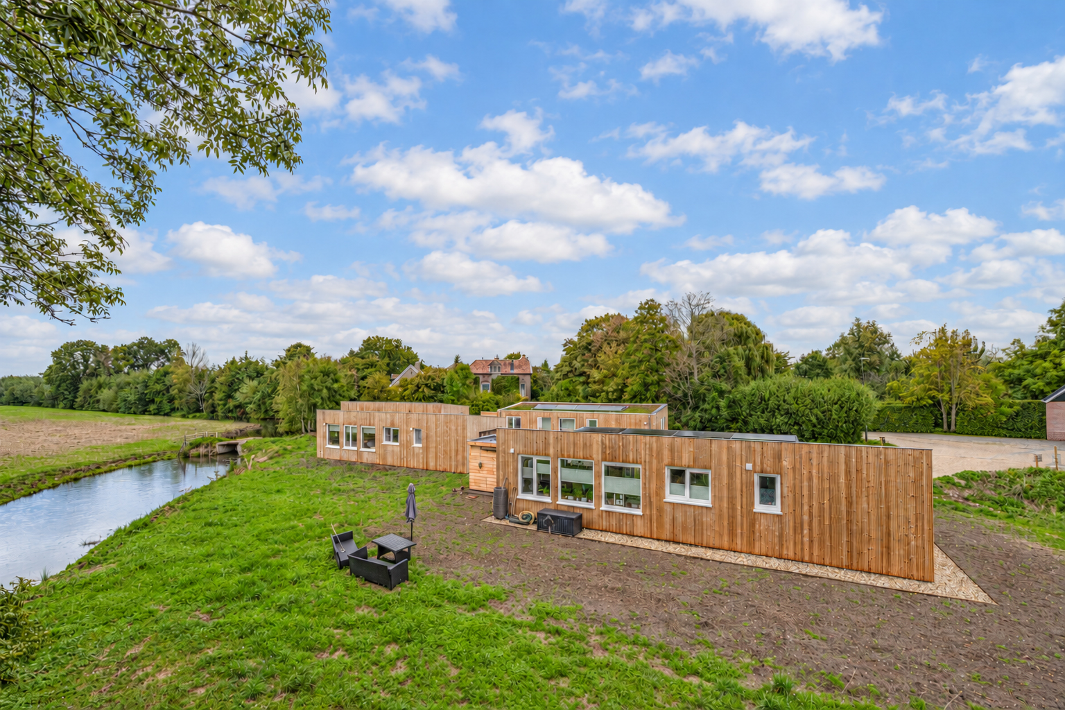 Luchtfoto van de Plexatwoningen aan de Peursumseweg in Giessenburg