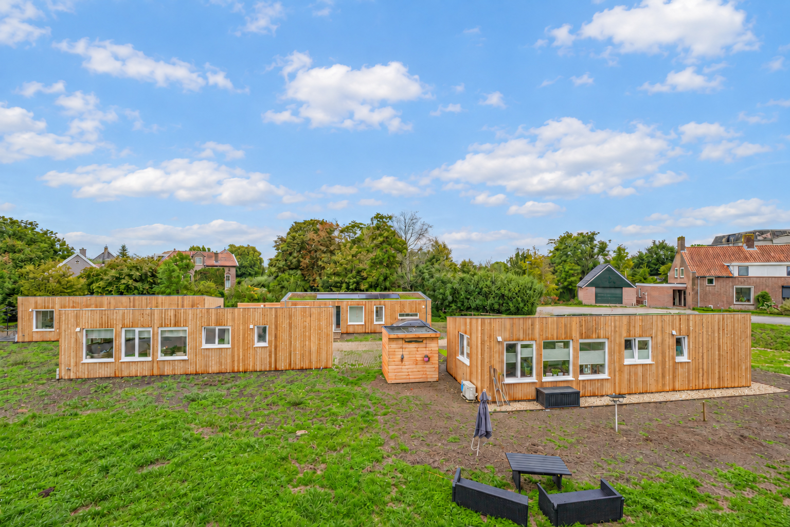 Luchtfoto van de Plexatwoningen aan de Peursumseweg in Giessenburg