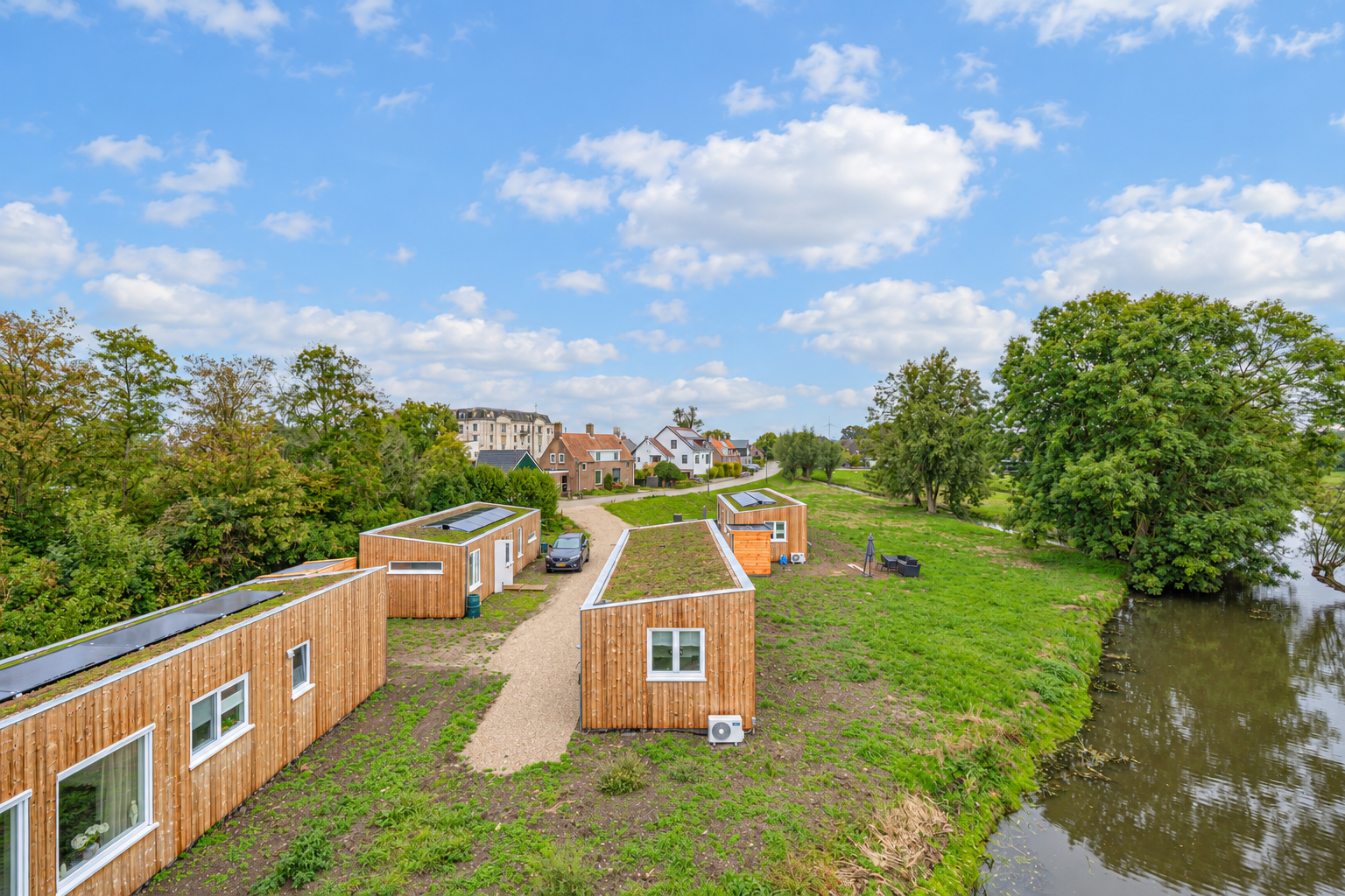 Luchtfoto van de Plexatwoningen aan de Peursumseweg in Giessenburg