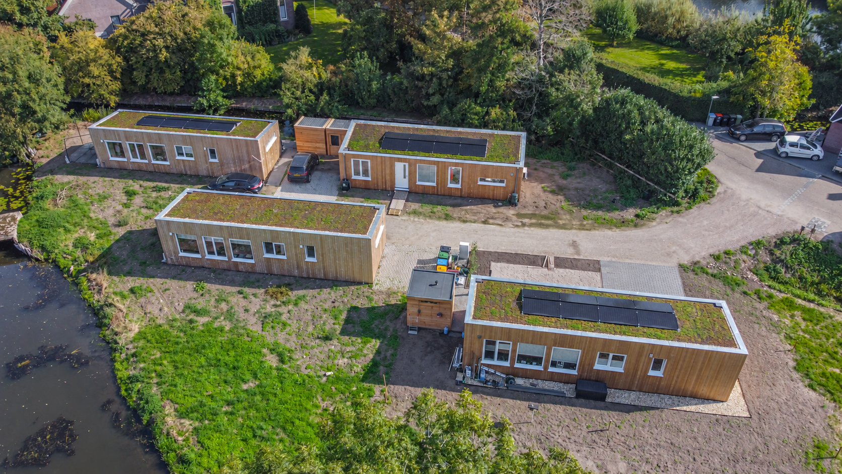 Luchtfoto van de Plexatwoningen aan de Peursumseweg in Giessenburg