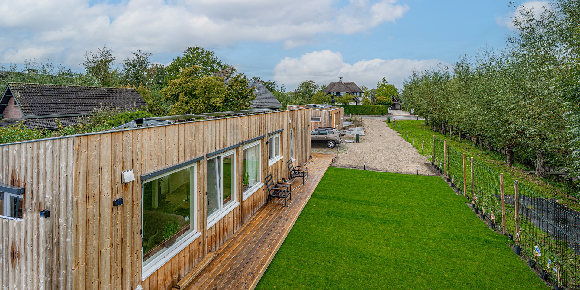 Houten Plexat-woning met veranda en gazon op privégrond