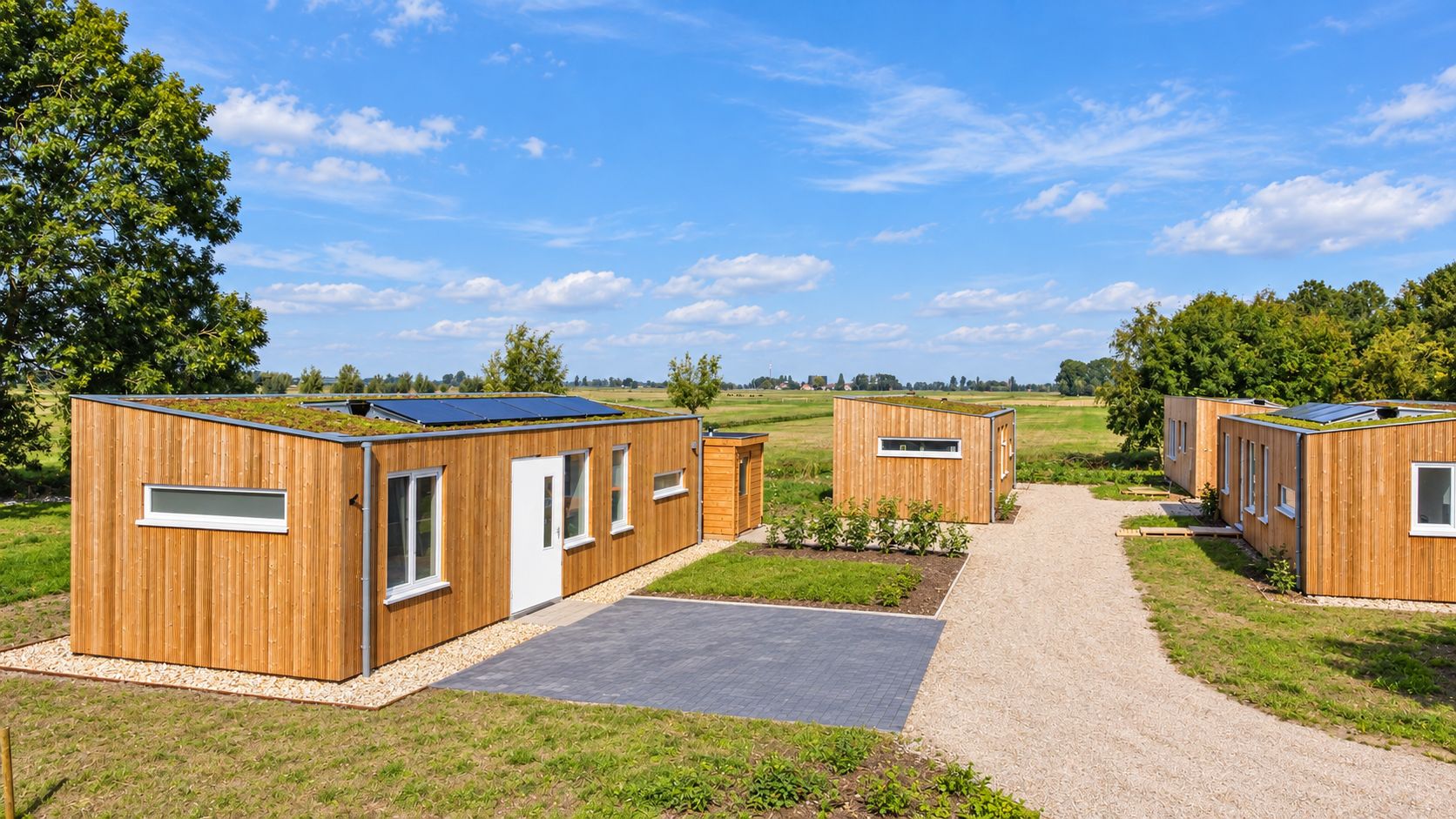 Plexatwoning met groen dak en zonnepanelen aan de Peursumseweg in Giessenburg