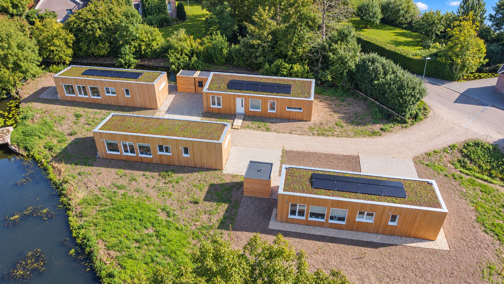 Luchtfoto van de Plexatwoningen aan de Peursumseweg in Giessenburg, aan het water