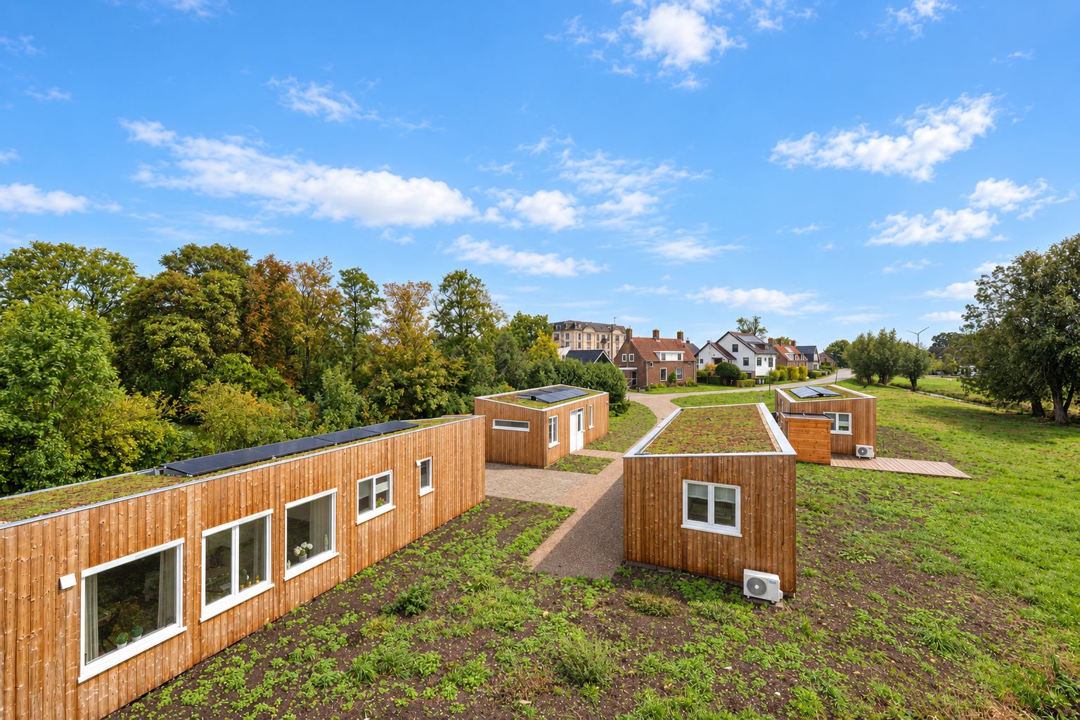 Plexatwoningen met groen dak aan de Peursumseweg, met Giessenburg op de achtergrond