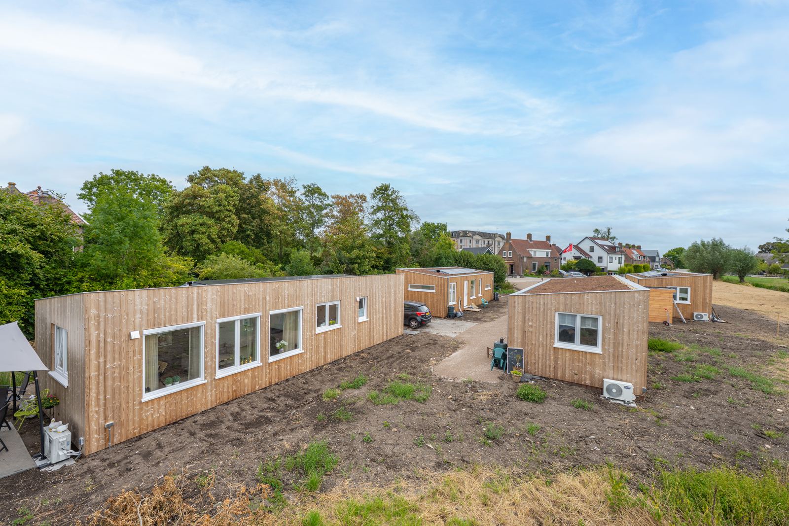 Plexatwoning met houten gevel aan de Peursumseweg in Giessenburg