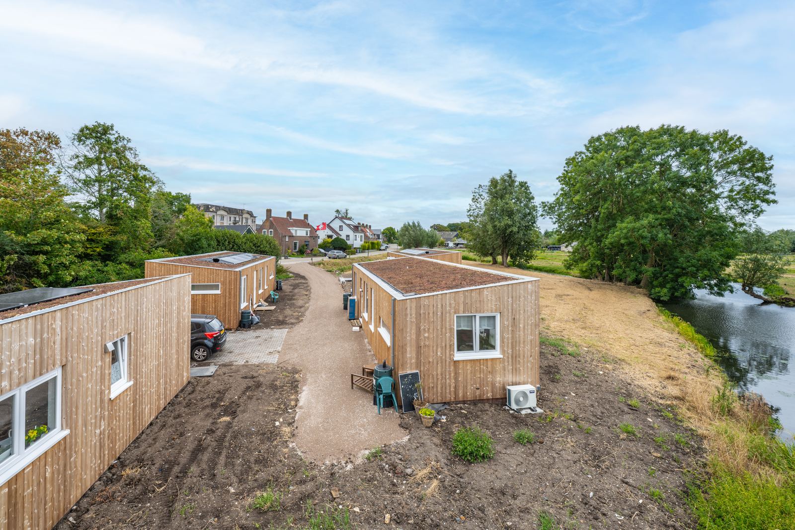 Plexatwoningen aan de Peursumseweg in Giessenburg, aan het water