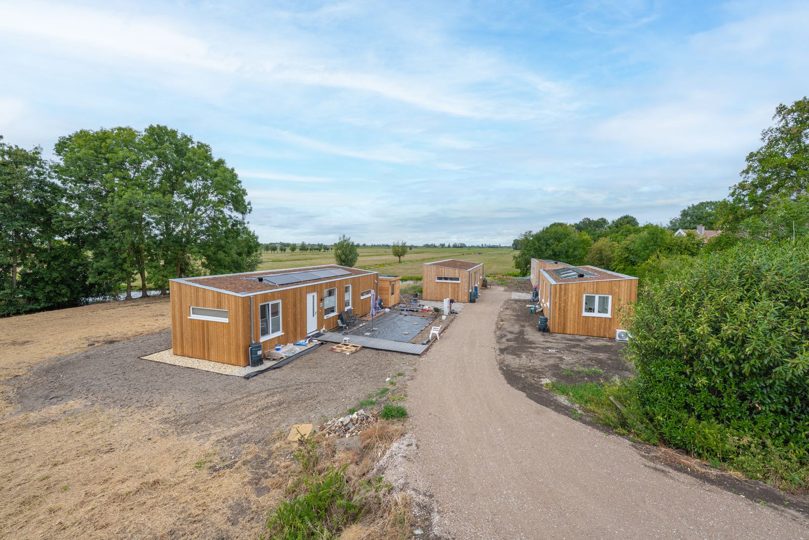 De Plexatwoningen aan de Peursumseweg in Giessenburg, met de polder op de achtergrond