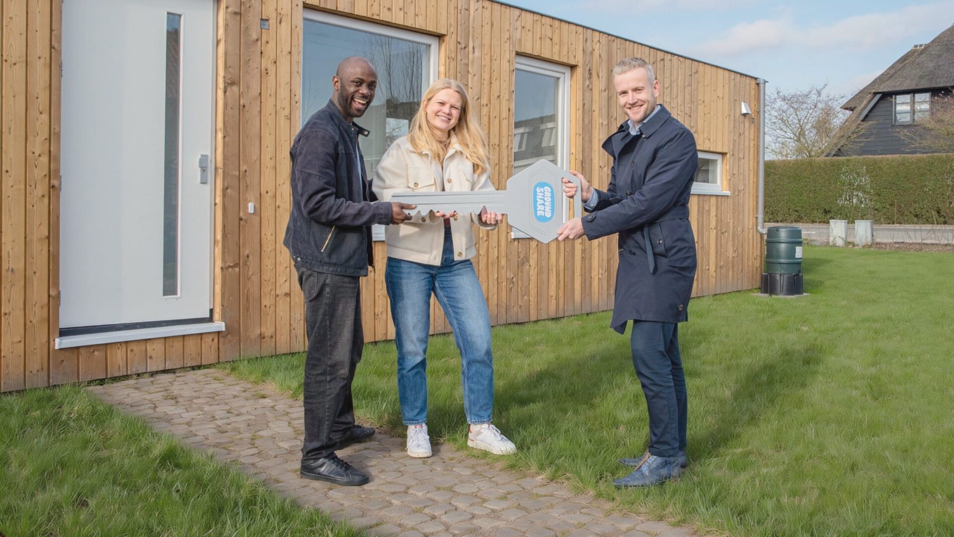 Sleuteloverdracht: nieuwe bewoners krijgen de Groundshare-sleutel bij hun Plexatwoning