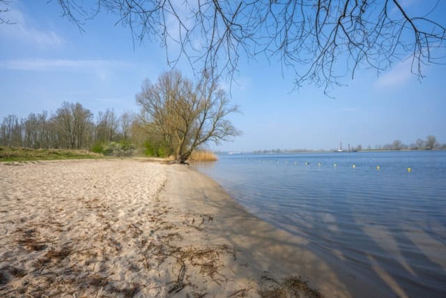 Zandstrand aan de Afgedamde Maas bij Rijswijk